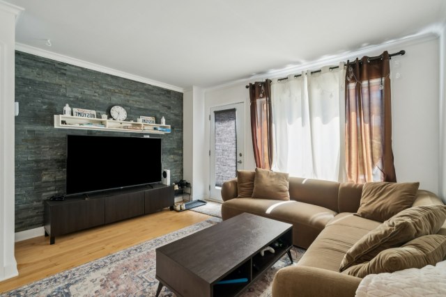 Salon — 5388, Rue Gabriele-Frascadore, Montréal (Mercier/Hochelaga-Maisonneuve), H1K0H7, Montréal (Mercier/Hochelaga-Maisonneuve)