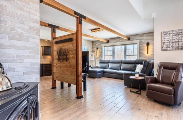Salon — 667, Ch. de la Colline, Saint-Romain, G0Y1L0, Saint-Romain