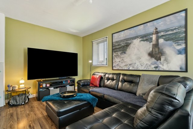 Salon — 35, Rue Ste-Marie, Montréal (Lachine), H8S2W9, Montréal (Lachine)