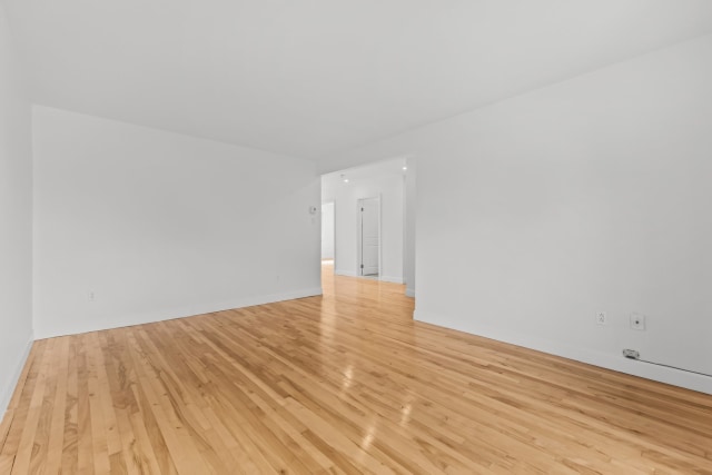Salon — 4344, Rue de Venise, Montréal (Saint-Léonard), H1S1G1, Montréal (Saint-Léonard)