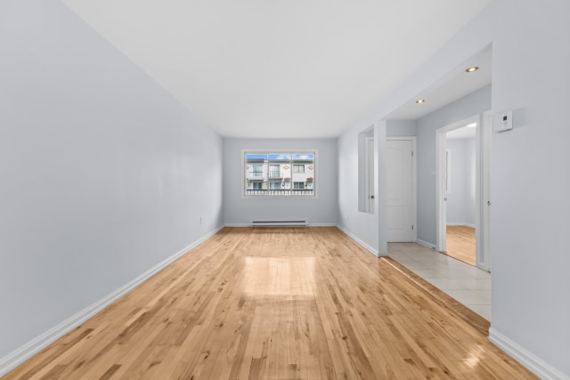 Salon — 4340, Rue de Venise, Montréal (Saint-Léonard), H1S1G1, Montréal (Saint-Léonard)