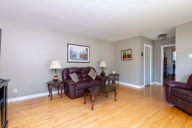 Salon — 51, Rue St-Jean, Châteauguay, J6J2X6, Châteauguay