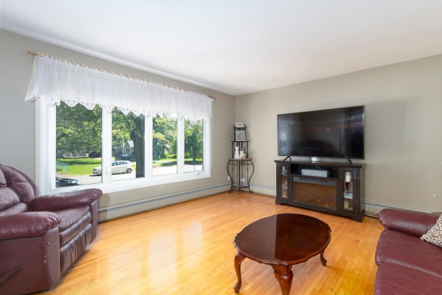 Salon — 51, Rue St-Jean, Châteauguay, J6J2X6, Châteauguay