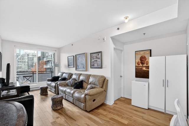Salon — 1190, Rue MacKay, 1501, Montréal (Ville-Marie), H3G0G8, Montréal (Ville-Marie)