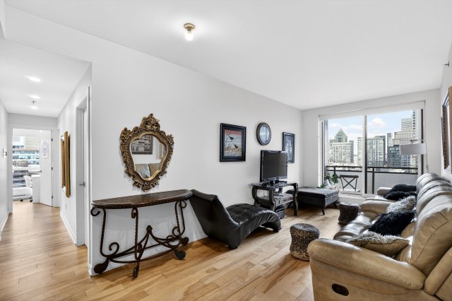Salon — 1190, Rue MacKay, 1501, Montréal (Ville-Marie), H3G0G8, Montréal (Ville-Marie)