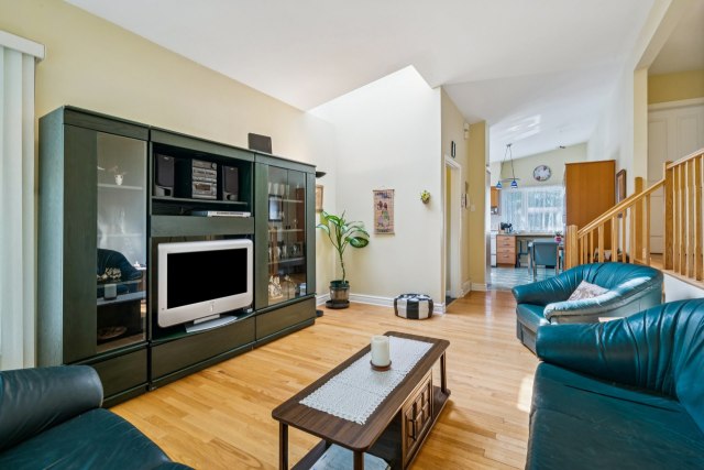 Salon — 11626, Rue Ross, Montréal (Pierrefonds-Roxboro), H8Y1C7, Montréal (Pierrefonds-Roxboro)