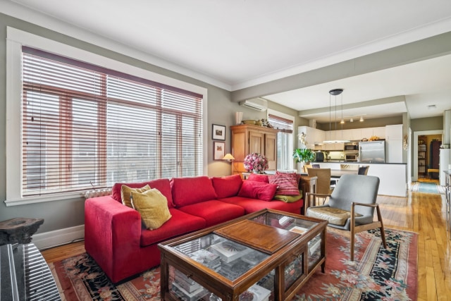 Salon — 897, Av. Dollard, Montréal (Outremont), H2V3G8, Montréal (Outremont)