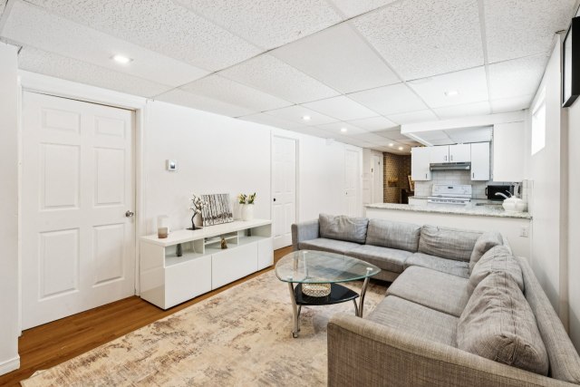 Salon — 13734 - 13736, Rue Armand, Mirabel, J7J1B7, Mirabel