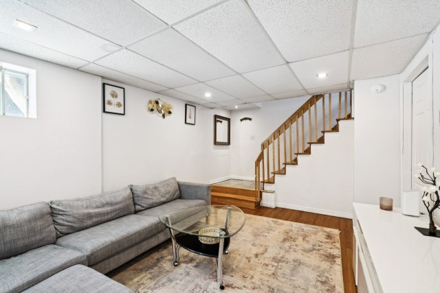 Salon — 13734 - 13736, Rue Armand, Mirabel, J7J1B7, Mirabel