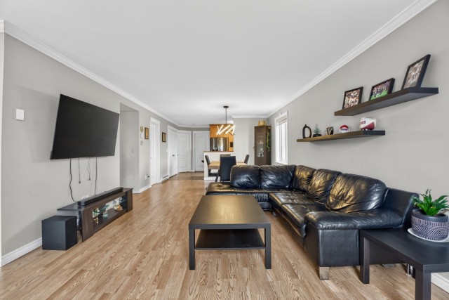 Salon — 3490, Rue Thérèse-Casgrain, 805, Sherbrooke (Les Nations), J1L3C8, Sherbrooke (Les Nations)