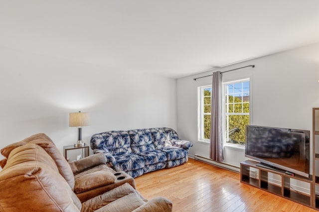 Salon — 106, Rue de l'Adamas, Saint-Colomban, J5K2C7, Saint-Colomban