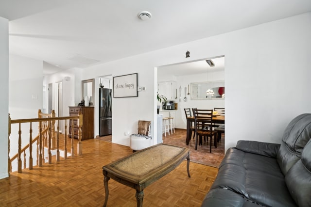 Salon — 4960, Rue Wilfrid, Montréal (Pierrefonds-Roxboro), H8Y3J6, Montréal (Pierrefonds-Roxboro)