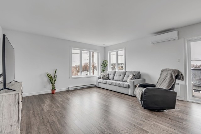 Salon — 1431, Rue St-Jacques, C, L'Ancienne-Lorette, G2E3G8, L'Ancienne-Lorette