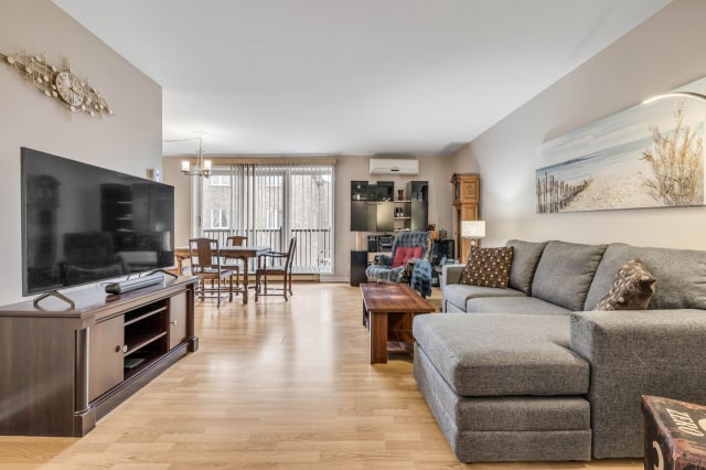 Salon — 425, Rue des Embarcations, 212, Québec (La Cité-Limoilou), G1K8S6, Québec (La Cité-Limoilou)