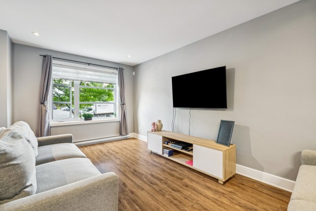 Salon — 317, Av. André-Chartrand, Vaudreuil-Dorion, J7V0M1, Vaudreuil-Dorion