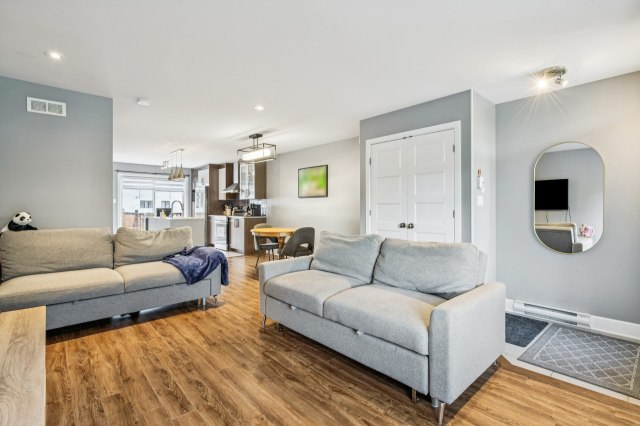 Salon — 317, Av. André-Chartrand, Vaudreuil-Dorion, J7V0M1, Vaudreuil-Dorion