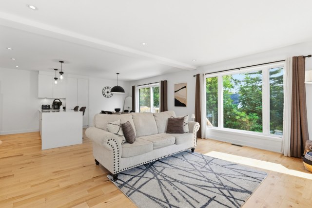 Salon — 30, Rue Dupont O., Châteauguay, J6J1G2, Châteauguay