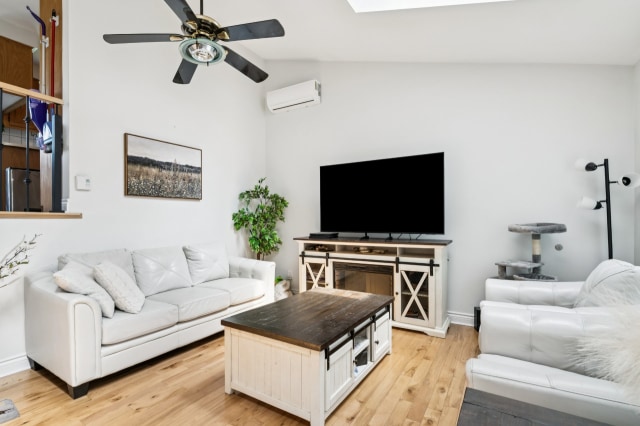 Salon — 779, Rue Saulnier, Repentigny (Repentigny), J5Y2G1, Repentigny (Repentigny)