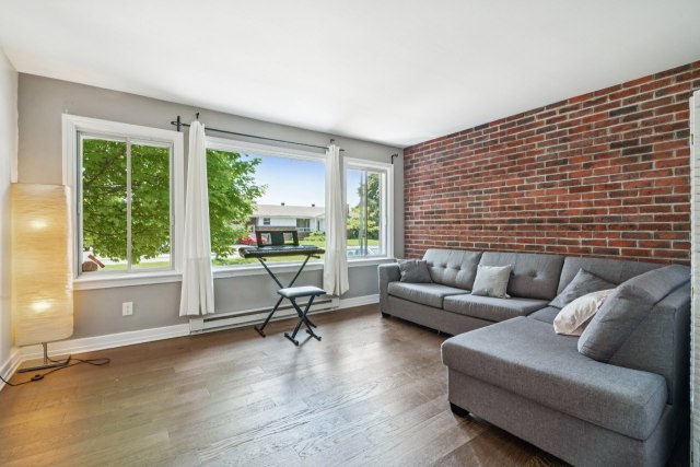 Salon — 375, Rue St-Laurent, Saint-Jean-sur-Richelieu, J3B1H1, Saint-Jean-sur-Richelieu