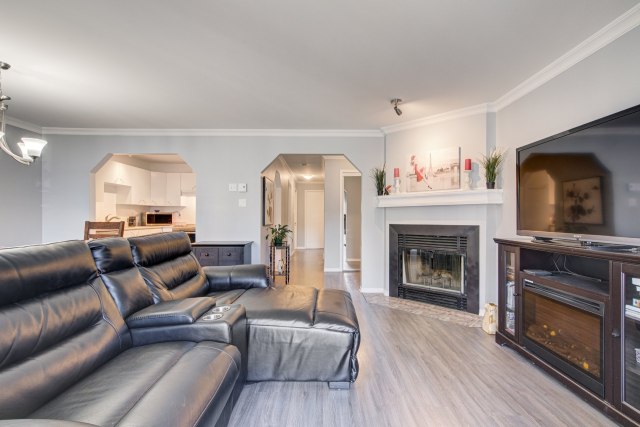 Salon — 310, 12e Avenue, 2, Montréal (Lachine), H8S3H9, Montréal (Lachine)
