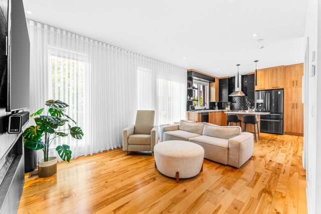 Salon — 18211Z, Rue de Brissac, Mirabel, J7J0Y4, Mirabel