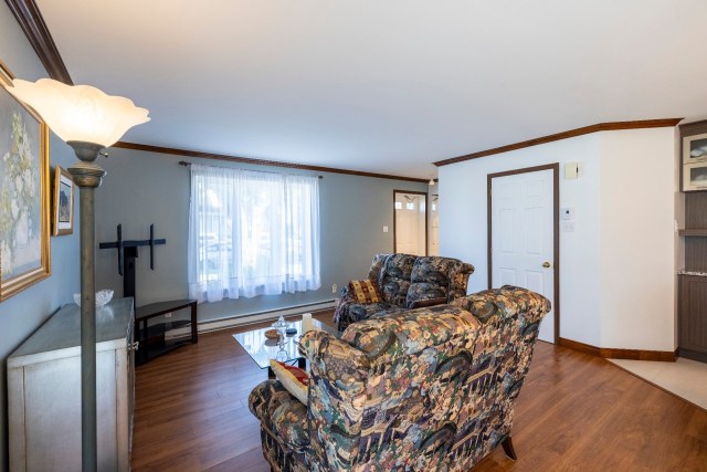 Salon — 636, Rue Sébastien, Québec (Charlesbourg ), G2L2W4, Québec (Charlesbourg )