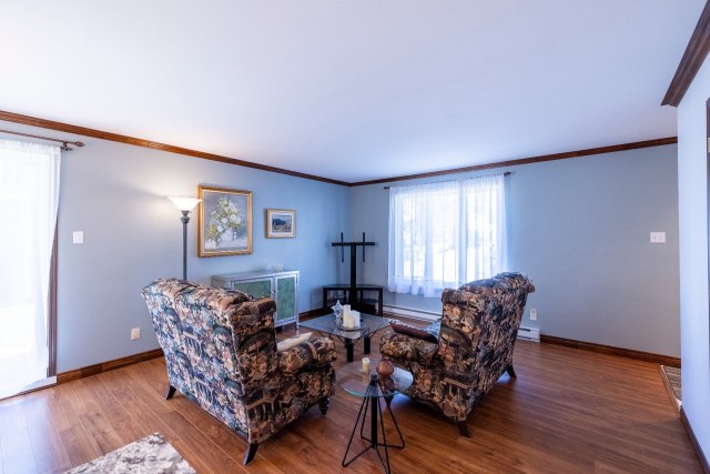 Salon — 636, Rue Sébastien, Québec (Charlesbourg ), G2L2W4, Québec (Charlesbourg )