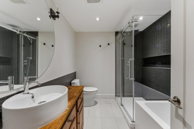 Salle de bains — 528, Place d'Amboise, Saint-Lambert, J4S1S6, Saint-Lambert