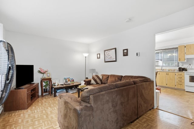 Salon — 335, Rue Colbert, Montréal (Rivière-des-Prairies/Pointe-aux-Trembles), H1A3E3, Montréal (Rivière-des-Prairies/Pointe-aux-Trembles)