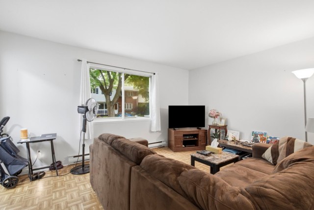 Salon — 335, Rue Colbert, Montréal (Rivière-des-Prairies/Pointe-aux-Trembles), H1A3E3, Montréal (Rivière-des-Prairies/Pointe-aux-Trembles)