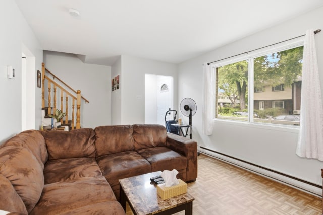 Salon — 335, Rue Colbert, Montréal (Rivière-des-Prairies/Pointe-aux-Trembles), H1A3E3, Montréal (Rivière-des-Prairies/Pointe-aux-Trembles)