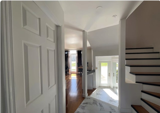 Corridor — 2, Crois. Léo-Paul-Desrosiers, Notre-Dame-de-l'Île-Perrot, J7W1S9, Notre-Dame-de-l'Île-Perrot