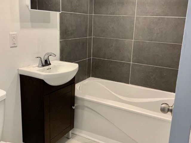 Salle de bains — 10595 - 10599, Boul. St-Laurent, Montréal (Ahuntsic-Cartierville), H3L2P5, Montréal (Ahuntsic-Cartierville)