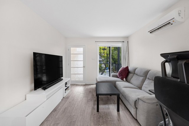 Salon — 2410, Rue Préfontaine, Longueuil (Le Vieux-Longueuil), J4K3Y2, Longueuil (Le Vieux-Longueuil)