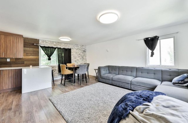 Salon — 5, Tsse Bellefeuille, Laval (Saint-François), H7J1C3, Laval (Saint-François)