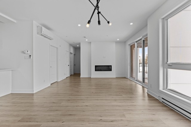 Salon — 13225, Boul. du Curé-Labelle, 105, Mirabel, J7J2T3, Mirabel