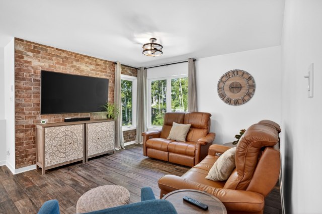 Salon — 409, Rue des Étoiles, Saint-Hippolyte, J8A0L7, Saint-Hippolyte