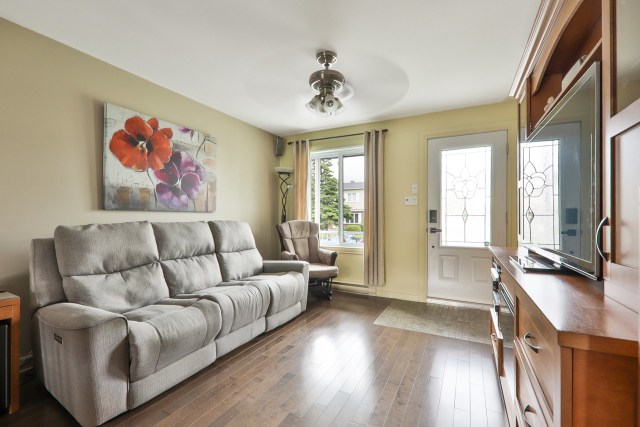 Salon — 8377, Rue Marius-Barbeau, Laval (Saint-François), H7A3N8, Laval (Saint-François)