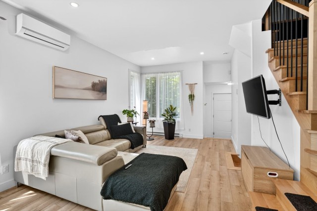 Salon — 11570 - 11572, Rue Aumont, Mirabel, J7N3A4, Mirabel