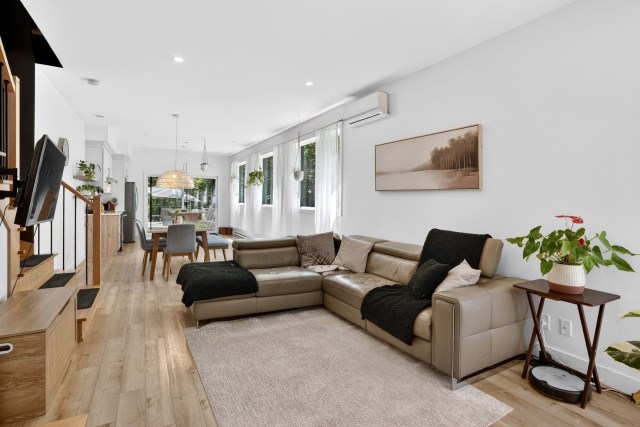 Salon — 11570 - 11572, Rue Aumont, Mirabel, J7N3A4, Mirabel