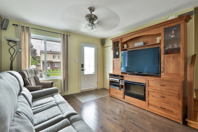 Salon — 8377, Rue Marius-Barbeau, Laval (Saint-François), H7A3N8, Laval (Saint-François)
