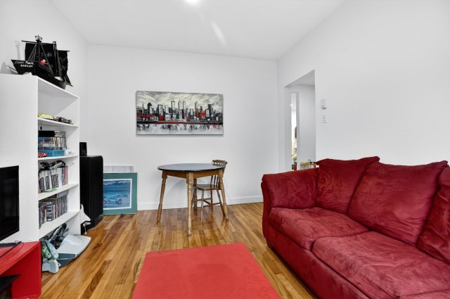 Salon — 36, Rue Leslie-Gault, Montréal (Ahuntsic-Cartierville), H3L1P7, Montréal (Ahuntsic-Cartierville)