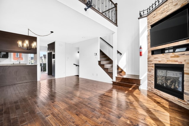 Salon — 53, Rue Beaudry N., Joliette, J6E6A4, Joliette