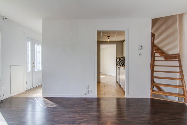Salon — 4072, Rue de la Loire, 4, Saguenay (Jonquière), G8A1E9, Saguenay (Jonquière)