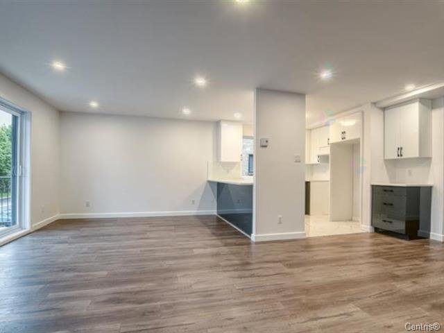 Salon — 3331, Rue Mistral, Brossard, J4Y2T3, Brossard