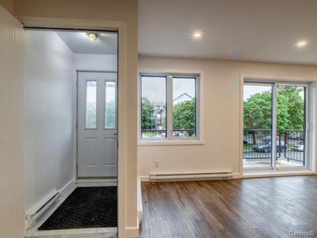 Salon — 3331, Rue Mistral, Brossard, J4Y2T3, Brossard