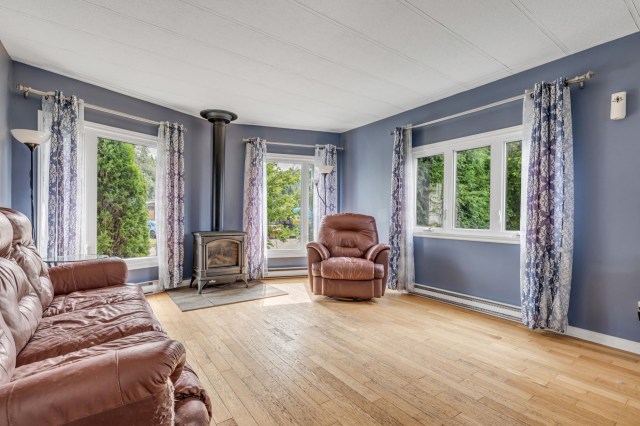 Salon — 2087, Rue des Hydrangées, Québec (Charlesbourg ), G2N0A8, Québec (Charlesbourg )