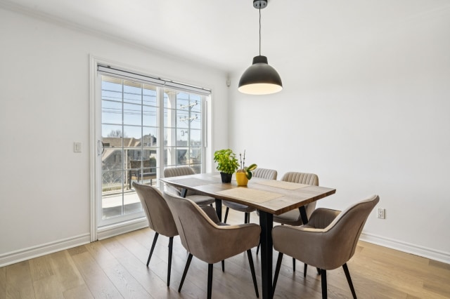 Salle à manger — 4335, Boul. Le Corbusier, 4, Laval (Sainte-Rose), H7L0G1, Laval (Sainte-Rose)