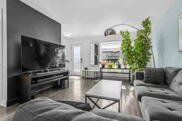Salon — 732, Rue de Dover, Québec (Charlesbourg ), G2L0H3, Québec (Charlesbourg )