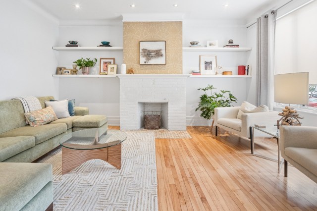 Salon — 2382, Boul. Grand, Montréal (Côte-des-Neiges/Notre-Dame-de-Grâce), H4B2W9, Montréal (Côte-des-Neiges/Notre-Dame-de-Grâce)
